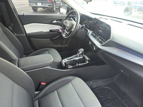 Used 2026 Chevrolet Trax LT w/ LT Convenience Package FWD image 14