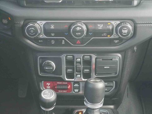 Used 2025 Jeep Wrangler Unlimited Rubicon AWD/4WD image 7