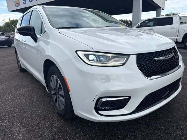 Used 2024 Chrysler Pacifica Limited FWD image 3