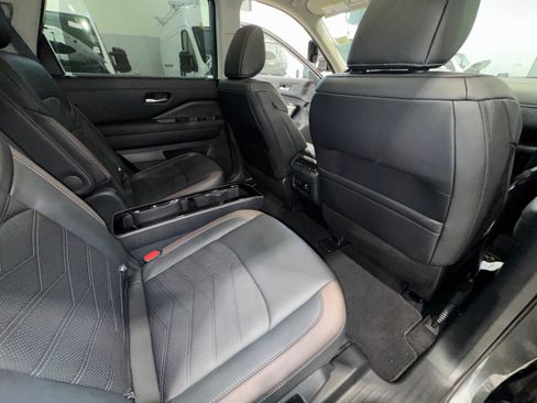 Used 2025 Nissan Pathfinder Platinum AWD/4WD image 11
