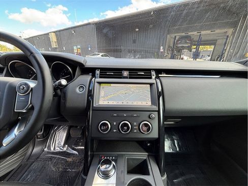 Used 2018 Land Rover Discovery SE image 11