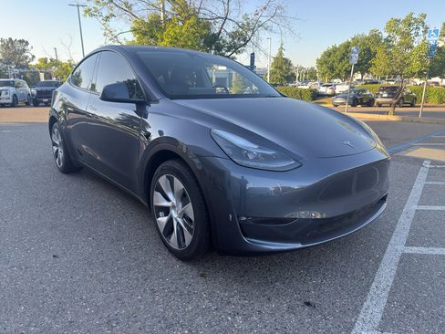 Used 2023 Tesla Model Y Long Range AWD/4WD image 3