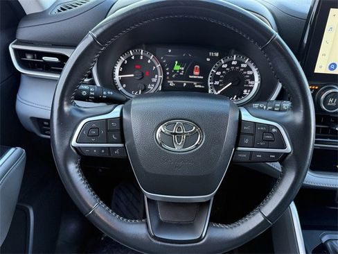 Used 2023 Toyota Highlander XLE image 13