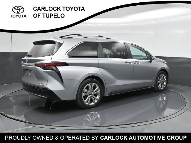 Used 2023 Toyota Sienna Platinum FWD image 3