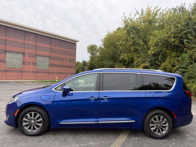 Used 2020 Chrysler Pacifica Touring-L FWD image 11