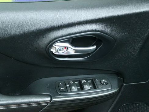 Used 2016 Jeep Cherokee Latitude AWD/4WD image 13