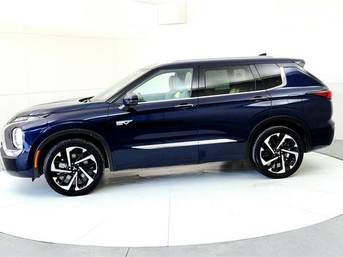 Used 2025 Mitsubishi Outlander SEL image 3