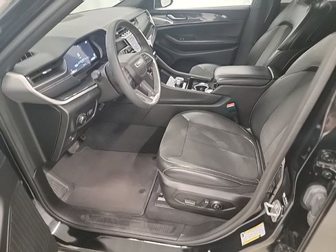 Used 2023 Jeep Grand Cherokee Altitude image 12