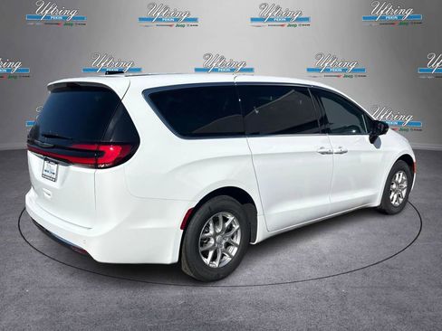 New 2026 Chrysler Pacifica Select image 2