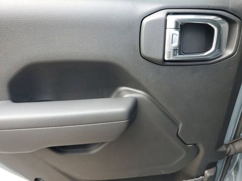 New 2025 Jeep Gladiator Sport image 17