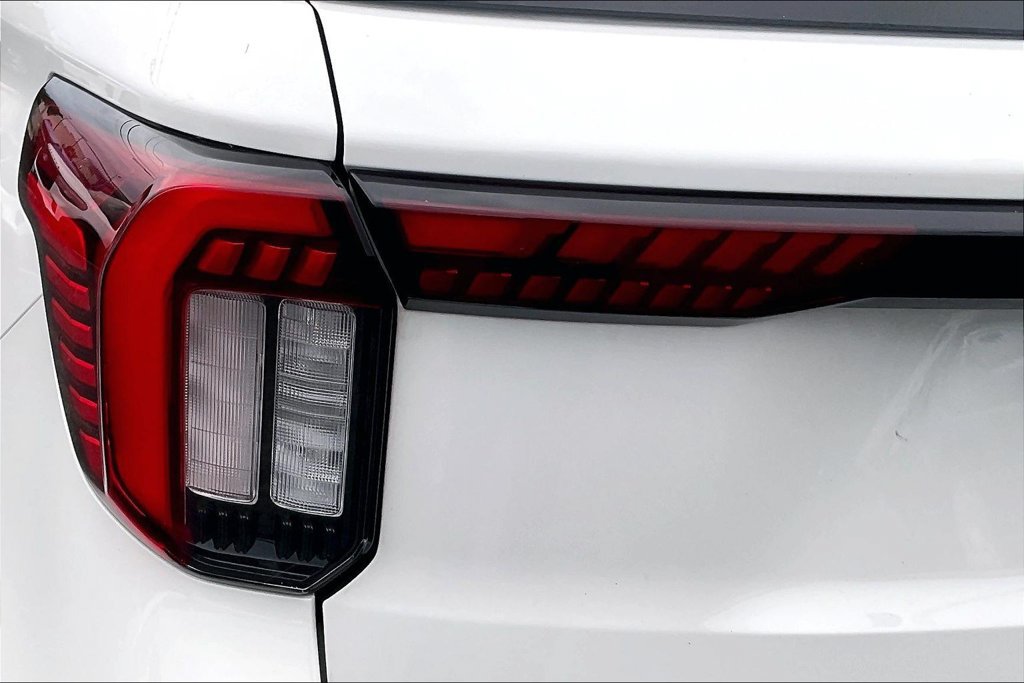 Used 2025 Ford Explorer Platinum w/ Ultimate Package AWD/4WD image 30