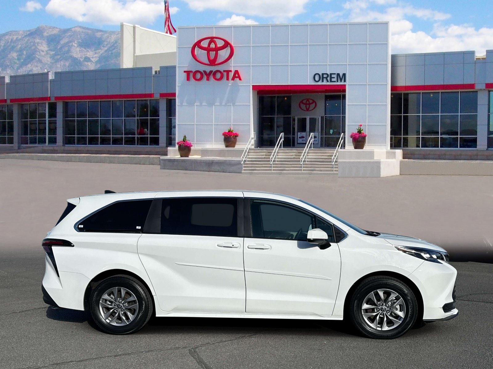 Used 2024 Toyota Sienna LE AWD/4WD image 3
