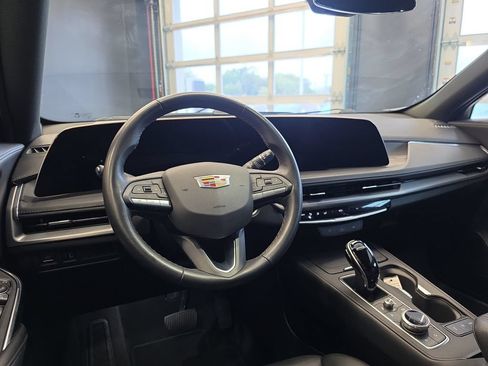 Used 2025 Cadillac XT4 Premium Luxury FWD image 18