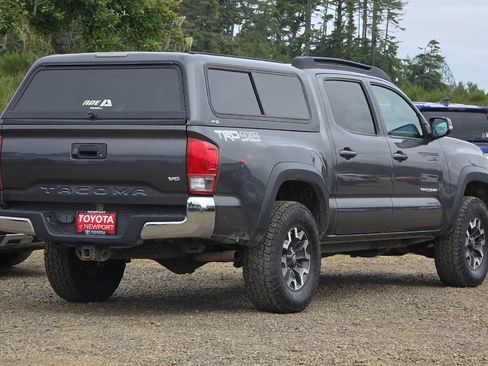 Used 2017 Toyota Tacoma TRD Off-Road w/ Tow Package (A/T) AWD/4WD image 4