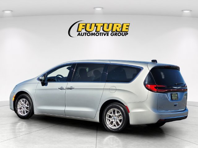 Used 2023 Chrysler Pacifica Touring-L FWD image 7