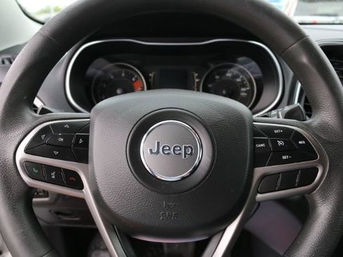 Used 2021 Jeep Cherokee Latitude image 2