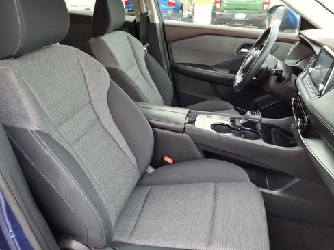 Used 2021 Nissan Rogue SV image 3