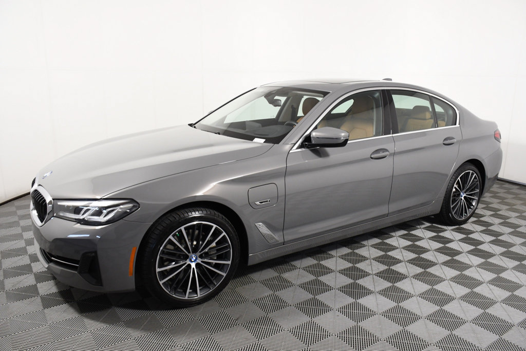 Used 2022 BMW 530e xDrive w/ Premium Package AWD/4WD image 2