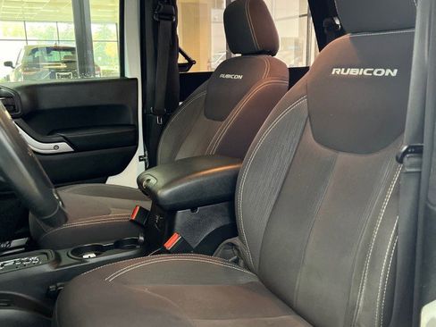 Used 2015 Jeep Wrangler Rubicon w/ Power Convenience Group image 8