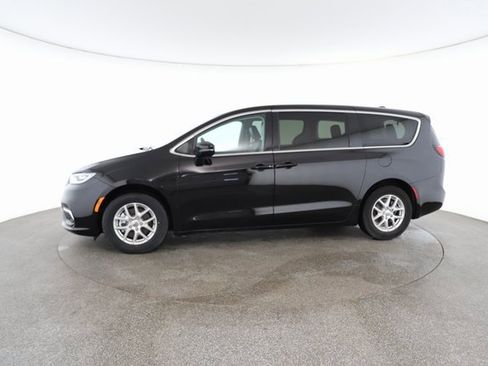 Used 2024 Chrysler Pacifica Touring-L image 5