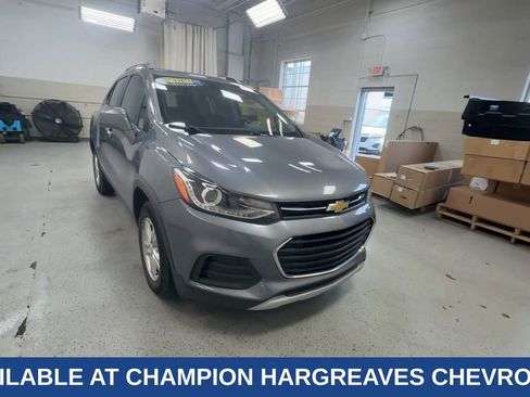 Used 2020 Chevrolet Trax LT w/ LT Convenience Package FWD image 3