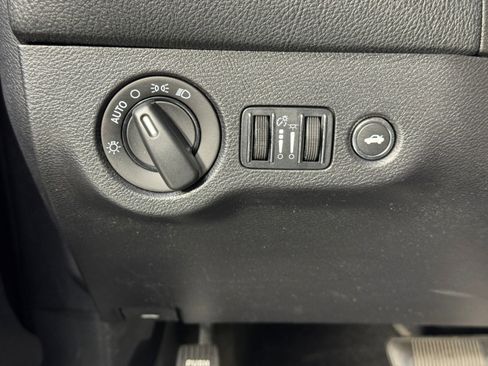 Used 2015 Dodge Challenger SXT image 15