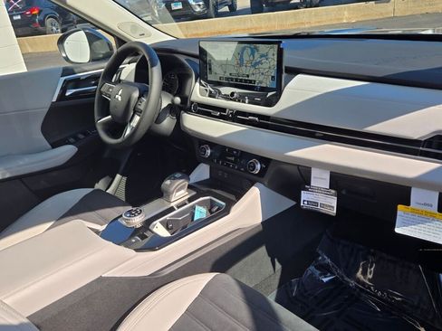 New 2026 Mitsubishi Outlander SE image 5