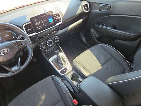 Used 2024 Hyundai Venue Limited image 12
