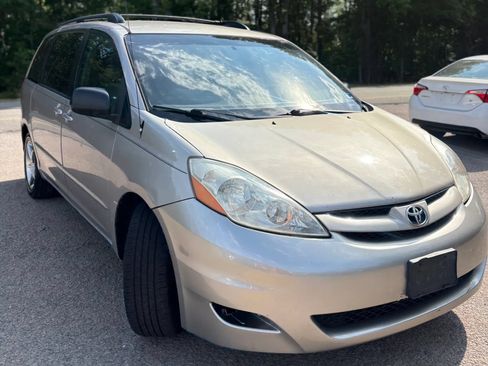 Used 2010 Toyota Sienna LE FWD image 7