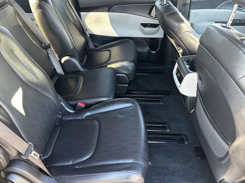 Used 2024 Kia Carnival LX image 12