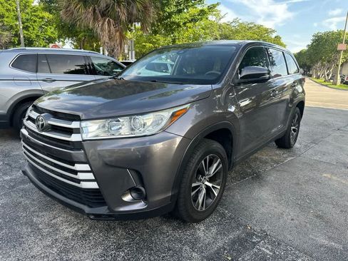 Used 2019 Toyota Highlander LE FWD image 5