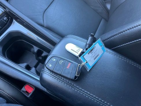 Used 2023 Jeep Compass Latitude image 32