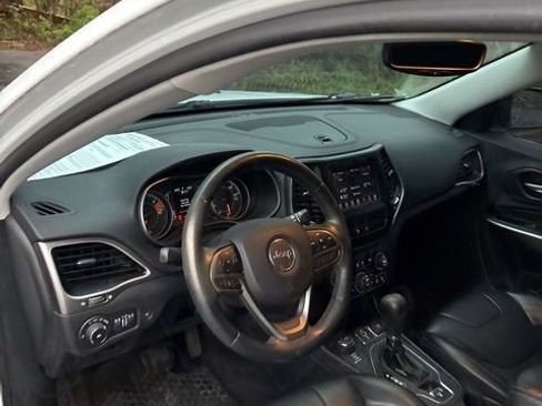 Used 2019 Jeep Cherokee Latitude Plus w/ Comfort/Convenience Group image 19