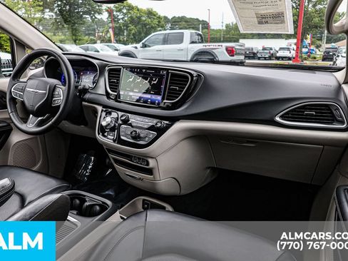 Used 2023 Chrysler Pacifica Touring-L FWD image 31