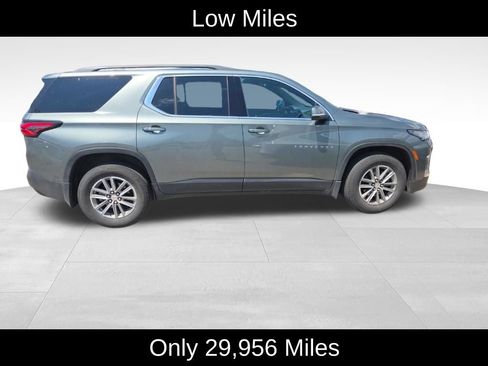 Used 2023 Chevrolet Traverse LT FWD image 2