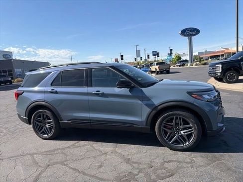 Used 2025 Ford Explorer ST AWD/4WD image 3