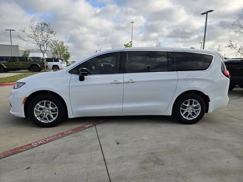 New 2026 Chrysler Pacifica Select image 2
