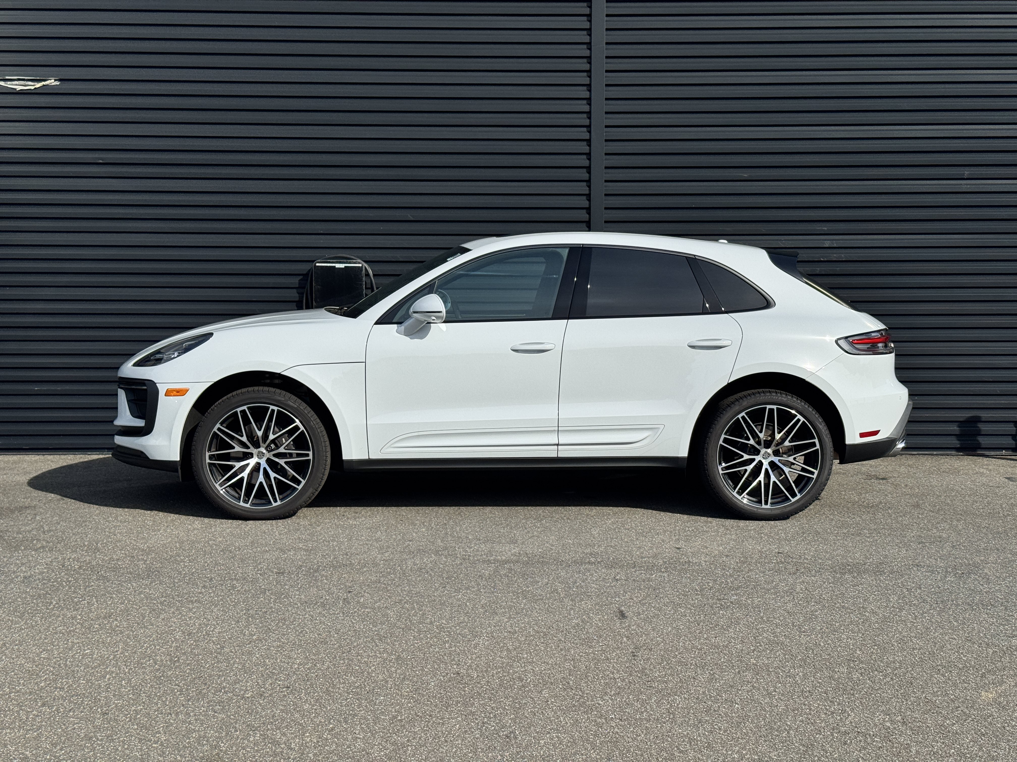 Certified 2025 Porsche Macan AWD/4WD image 2