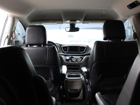 Used 2020 Chrysler Voyager Lxi image 12