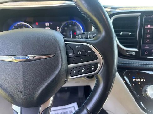 Used 2021 Chrysler Pacifica Touring-L FWD image 18