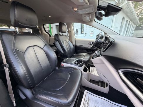 Used 2022 Chrysler Pacifica Touring-L FWD image 34