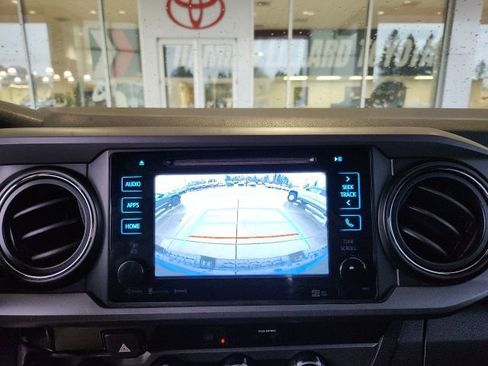 Used 2018 Toyota Tacoma TRD Off-Road w/ Technology Package AWD/4WD image 15