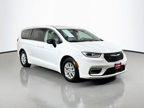 Used 2024 Chrysler Pacifica Touring-L FWD image 7