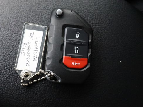 Used 2025 Jeep Wrangler Unlimited Rubicon AWD/4WD image 38