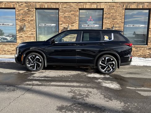 Used 2022 Mitsubishi Outlander ES image 2