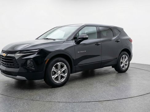 Used 2025 Chevrolet Blazer LT image 3