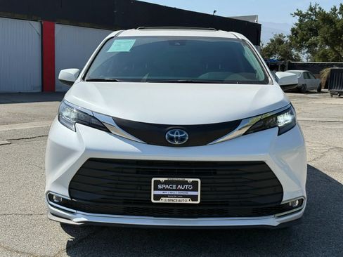 Used 2024 Toyota Sienna XLE w/ XLE Plus Package FWD image 2