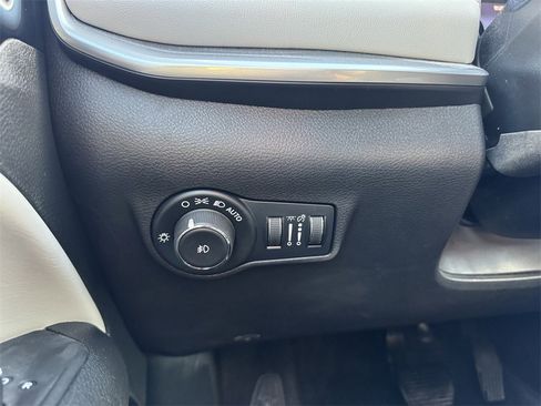 Used 2025 Jeep Compass Limited image 11