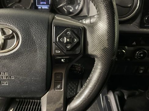 Used 2018 Toyota Tacoma TRD Sport AWD/4WD image 27