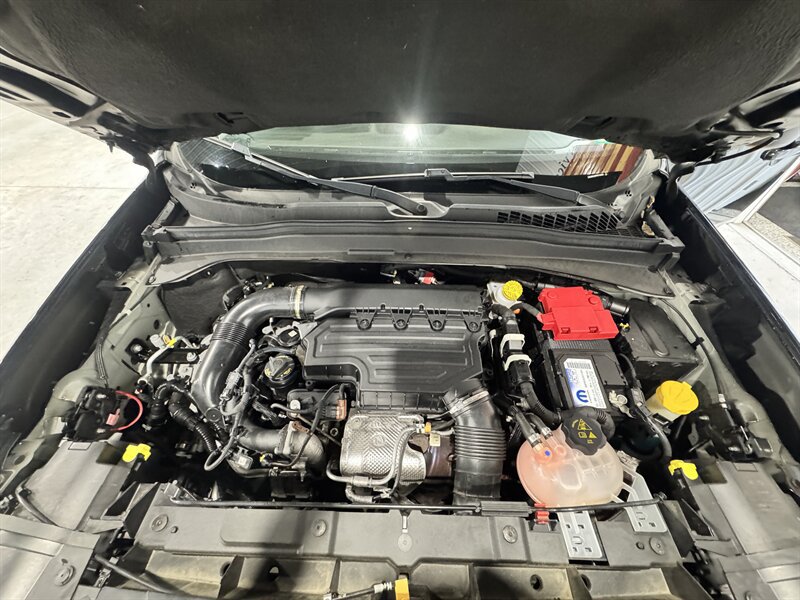 Used 2023 Jeep Renegade Latitude AWD/4WD image 17